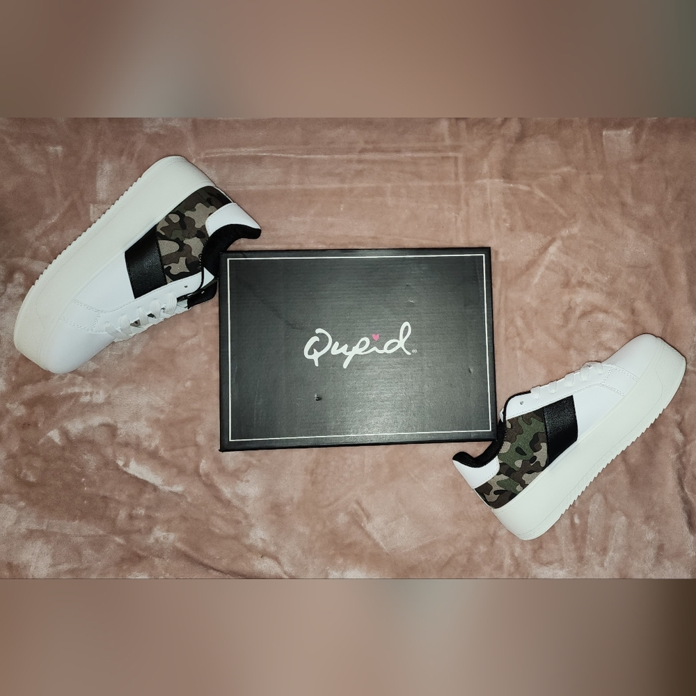 Women's camouflage sneaker